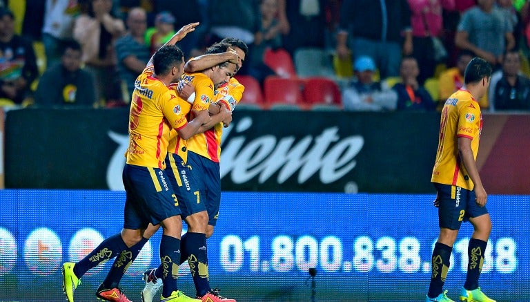 Los jugadores de Morelia celebran un gol