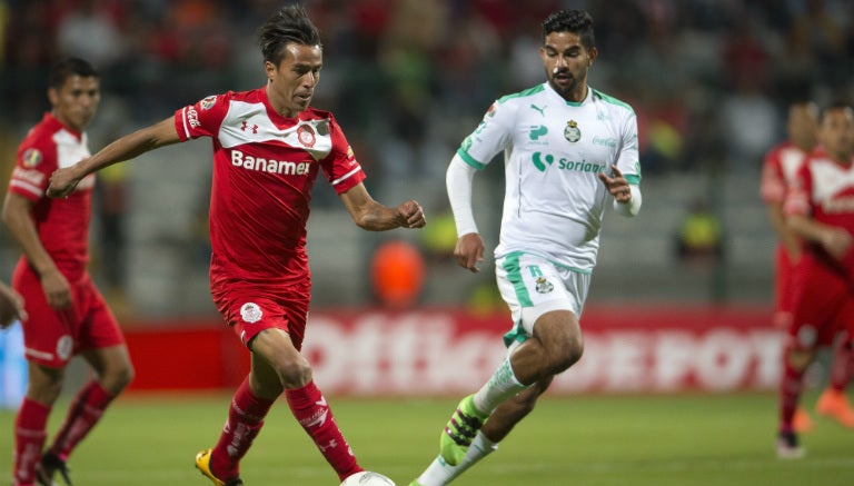 Lucas Lobos conduce el esférico frente a la marca rival