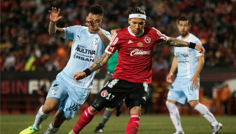 Dayro Moreno y Nery Domínguez pelean por el balón