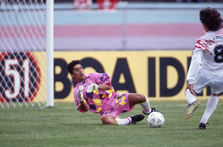 Jorge Campos en un partido entre México vs Perú en 1993