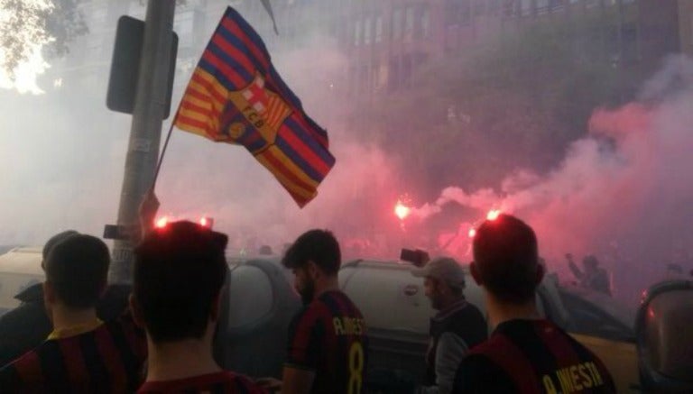 Aficionados blaugranas con bengalas afuera del Camp Nou