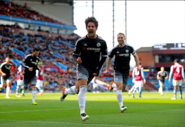 Alexandre Pato celebra su primer gol con el Chelsea