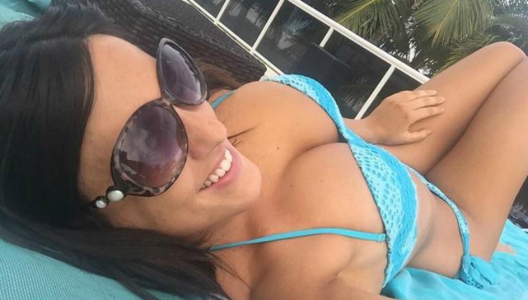 Claudia Romani tomando el sol y tomando una selfie