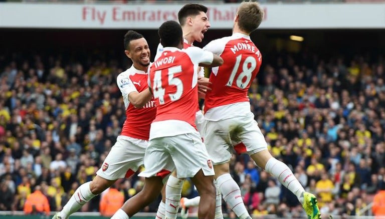 Futbolistas del Arsenal celebran una anotación