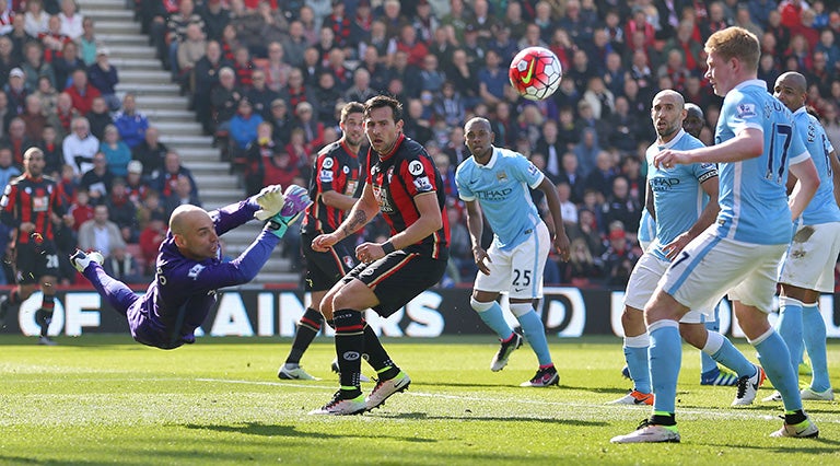 Willy Caballero, portero de Manchester City, haciendo una atajada