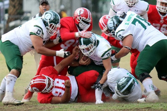 Defensiva de Eagles intenta detener a un corredor de Raptors