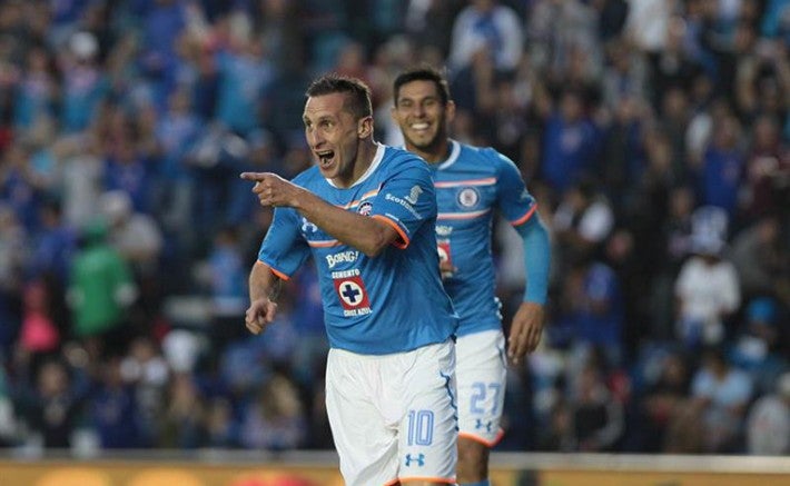 Giménez y Benítez festejan una anotación con Cruz Azul