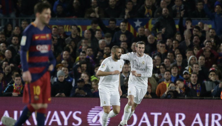 Bale y Benzema festejan una anotación, mientras Messi se lamenta