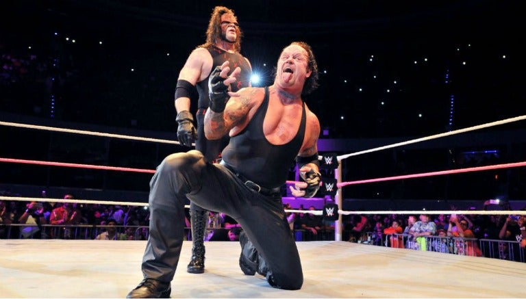 Undertaker y Kane durante la gira de WWE en 2015