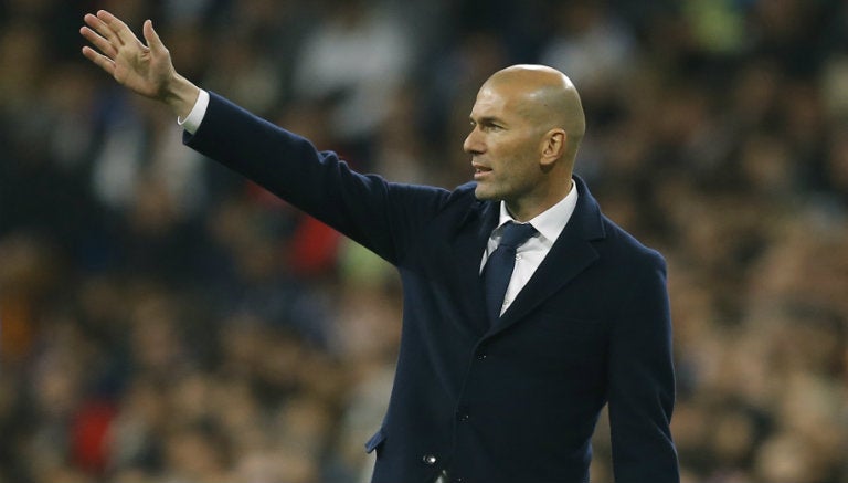 Zidane da indicaciones en partido del Real Madrid 