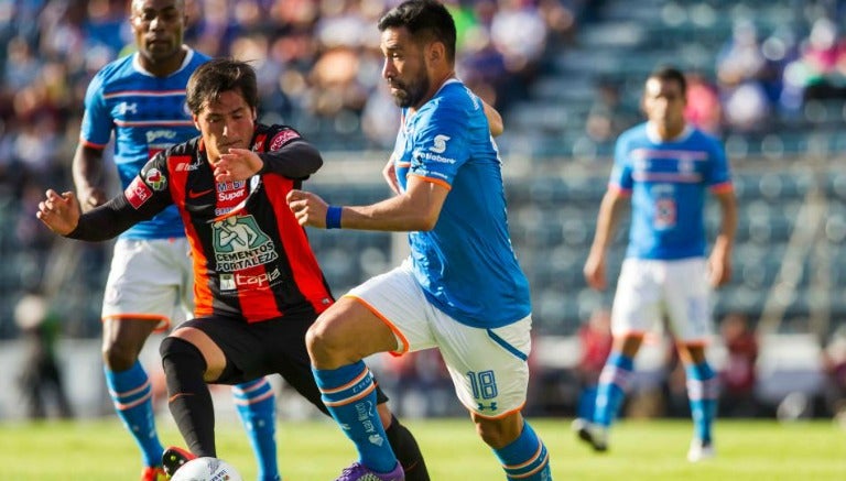 Rojas y Hernández peleando el esférico en el Estadio Azul