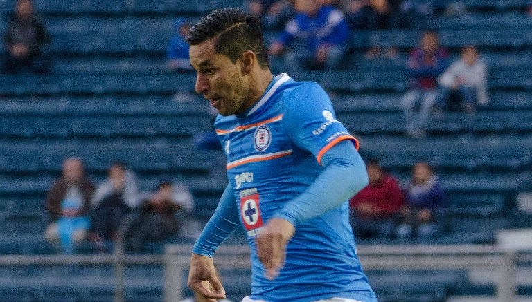 Jorge Benítez conduce el balón en juego de Cruz Azul