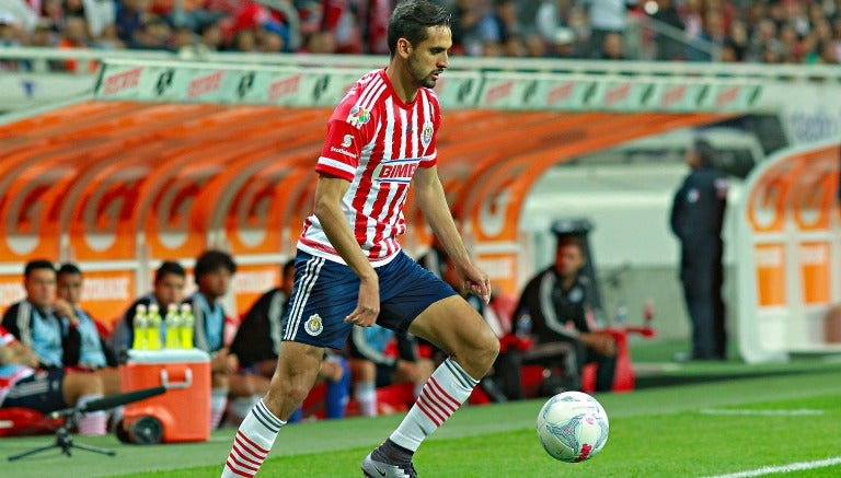 Raúl López disputando un cotejo en el Estadio Chivas