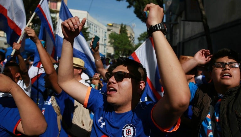 Aficionados del Cruz Azul lanzan cánticos