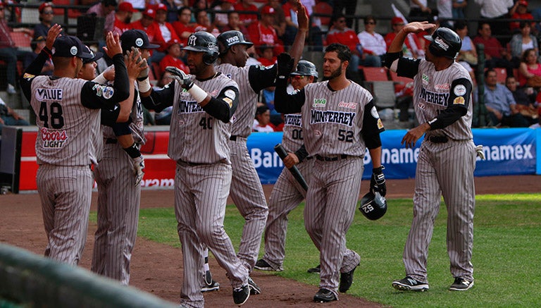 Sultanes festejan tras vencer a los Diablos Rojos