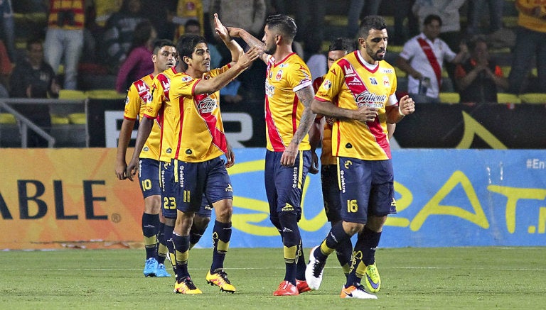 Jugadores de Monarcas celebran gol contra Puebla