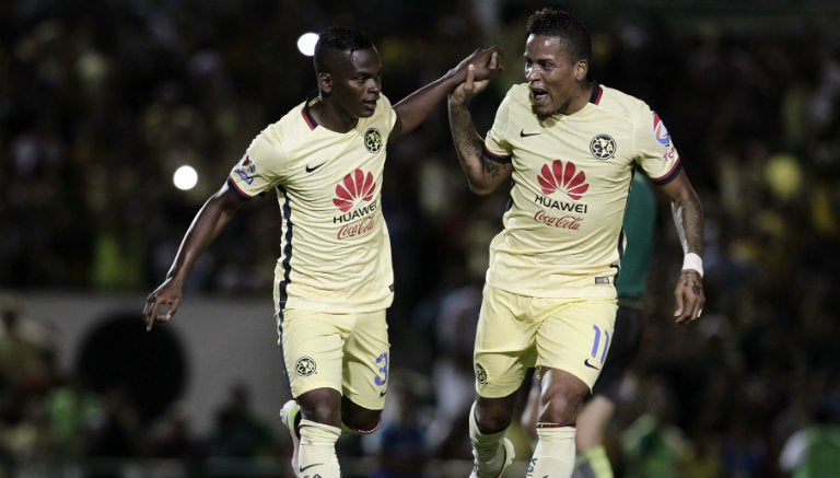 Quintero festeja su gol con Michael Arroyo