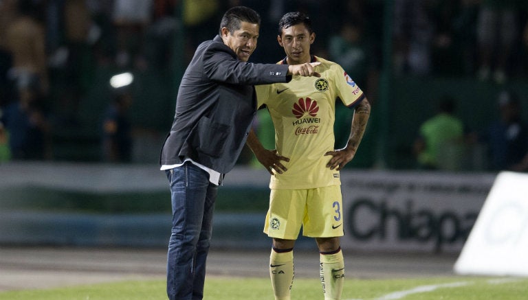 Nacho Ambriz da indicaciones en partido del América