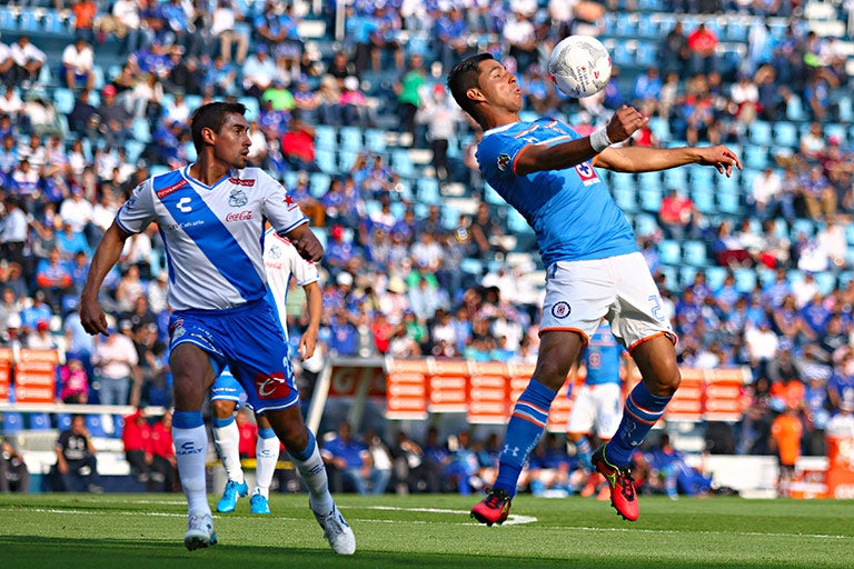 Jorge Benitez dominando el balón 