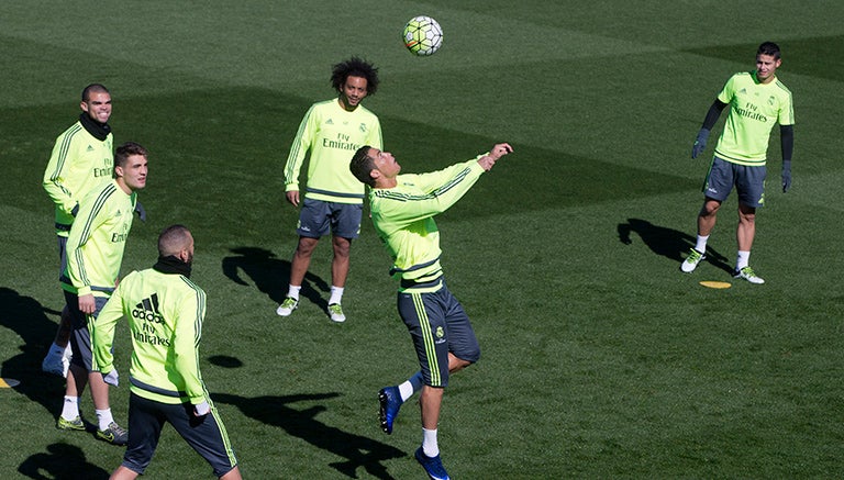 Cristiano Ronaldo controla el balón ante la mirada de sus compañeros