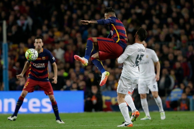 Neymar pelea el balón durante el Clásico