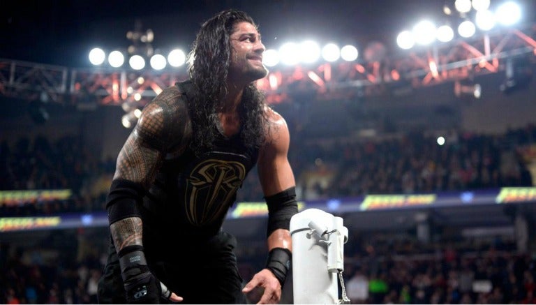 Roman Reigns festeja triunfo en FastLane