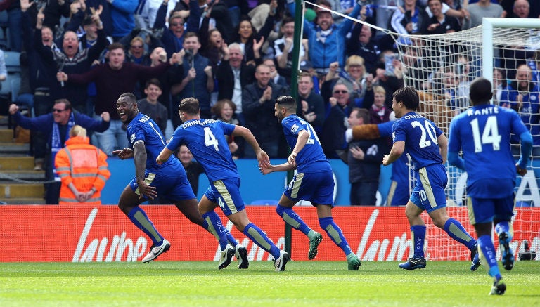 Jugadores del Leicester festejan una anotación