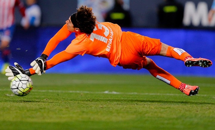 Guillermo Ochoa durante un juego del Málaga 