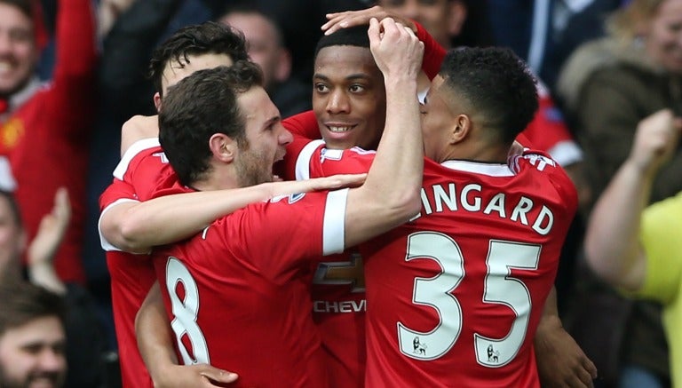 Mata y Lingard celebran con Martial en el partido del United