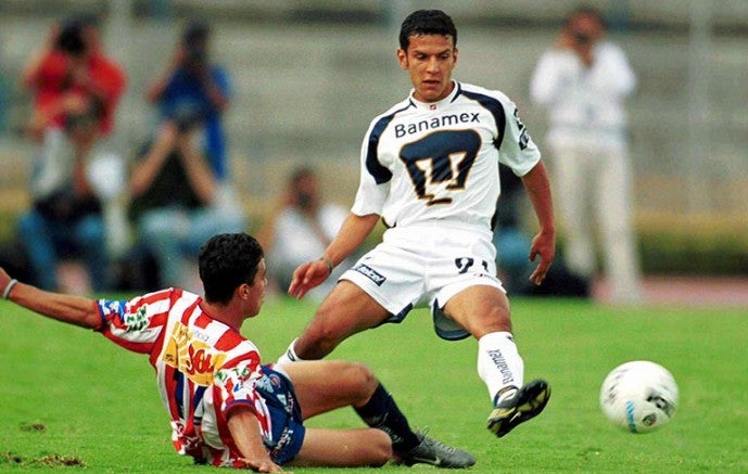 Jaime Lozano y Omar Bravo en el duelo donde Pumas gana 7-1 a las Chivas 