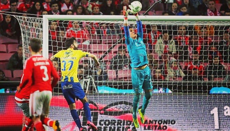 Raúl Gudiño atrapando el balón en un juego del Madeira 