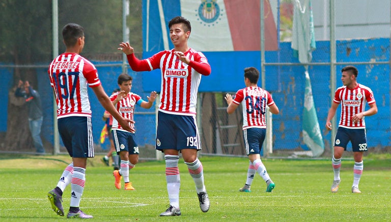 Jugadores de Chivas Sub 17 festejan la victoria