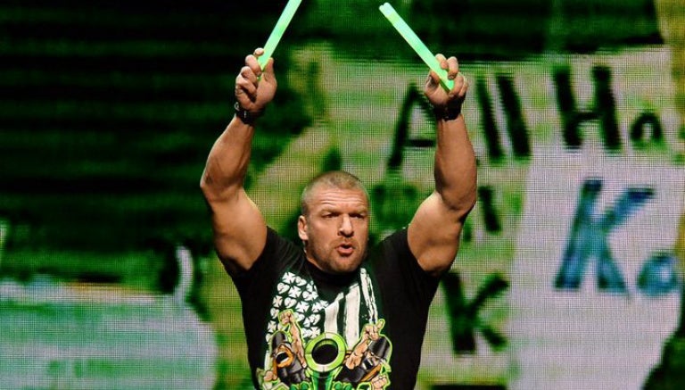 Triple H salta a escena con una camiseta de 'DX'