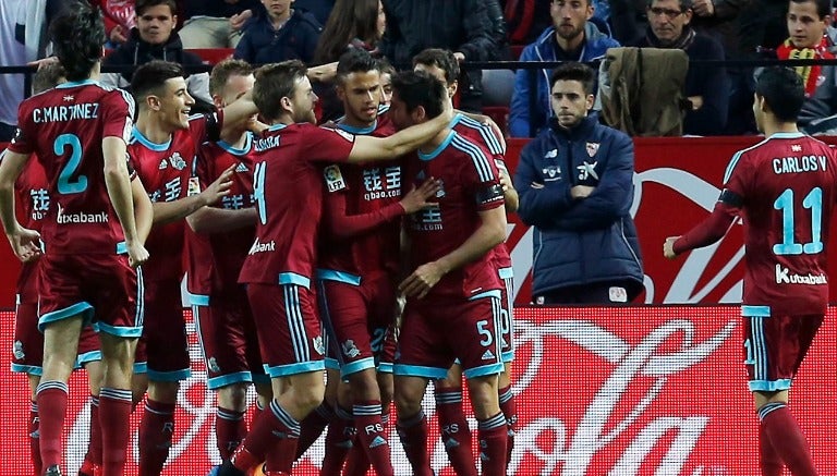 Los integrantes de la Real Sociedad celebran uno de los goles frente al Sevilla