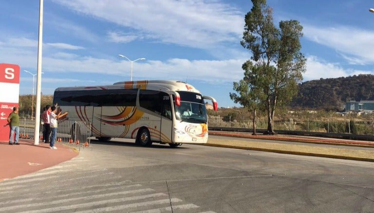 Camión de Pumas llegando al Estadio Chivas