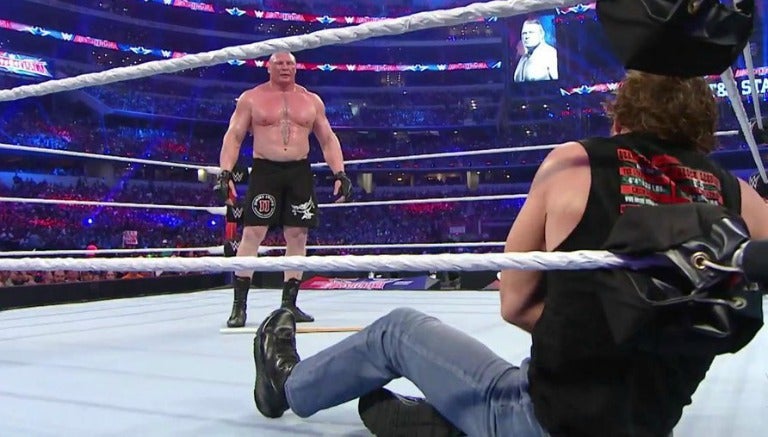 Brock Lesnar ve a Dean Ambrose en el ring