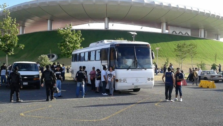 Seguidores de los Pumas a las afuera del Estadio Chivas