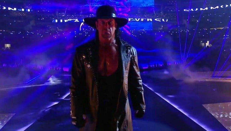 Undertaker hace su entrada en Wrestlemania