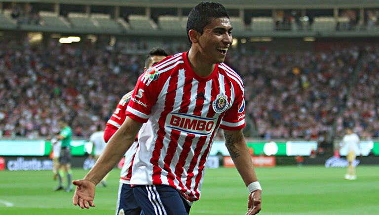 Orbelín Pineda celebra el 1-0 de Chivas sobre Pumas 