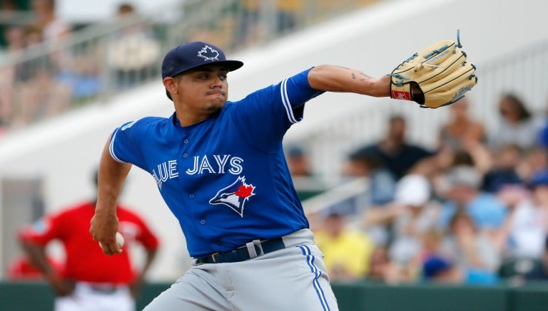 Roberto Osuna realiza lanzamiento con los Azulejos de Toronto