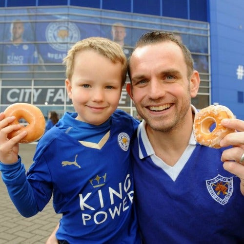 Padre e hijo también disfrutan del regalo del dueño del Leicester