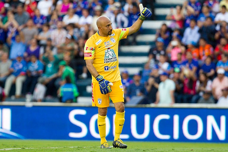 Óscar Pérez, portero de Pachuca en el Estadio Azul 