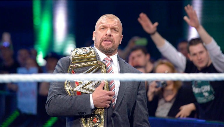 Triple H observa a Roman Reigns