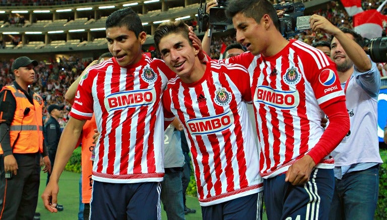 Jugadores de Chivas se felicitan tras anotar a Pumas