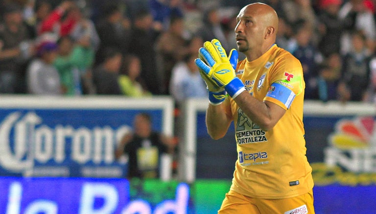 Pérez aplaude durante partido del Pachuca