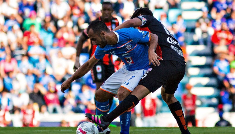 Víctor Vázquez aguanta la marca contra Pachuca