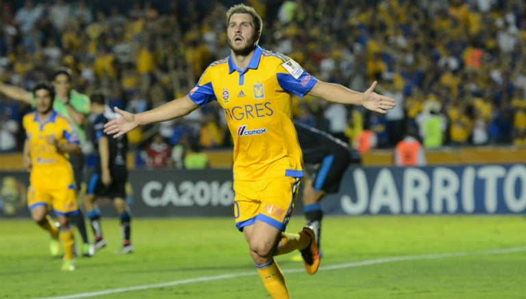 Gignac festeja uno de sus dos goles contra Gallos