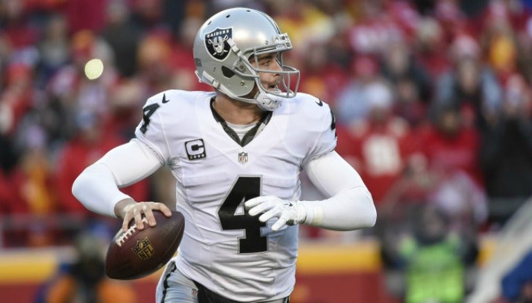 Derek Carr se prepara para lanzar un pase