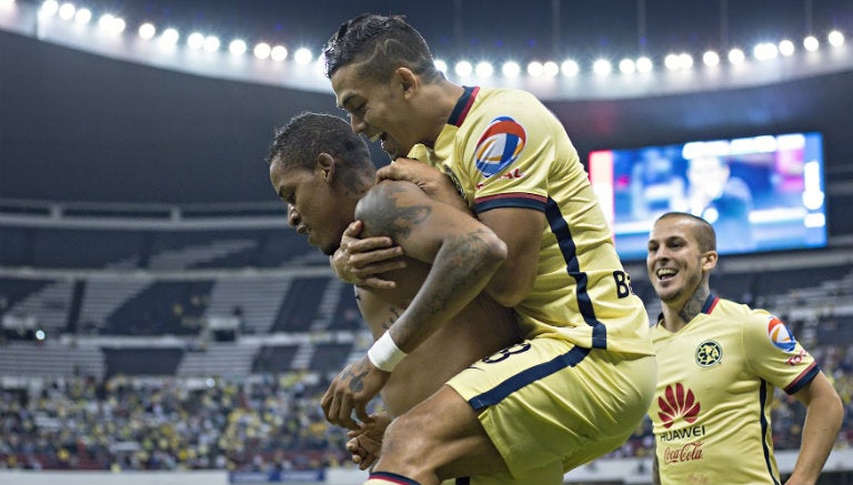 Jugadores del América festeja gol de Arroyo contra Santos