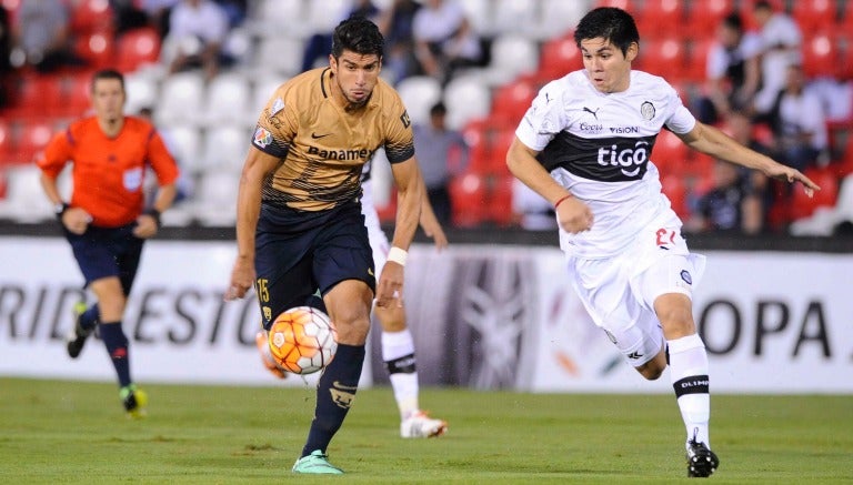 Lalo Herrera busca el balón en el duelo contra Olimpia